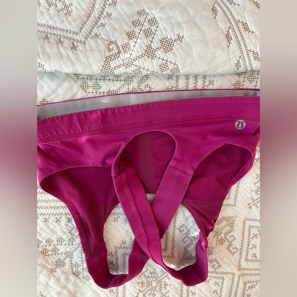 Lululemon criss cross sports bra